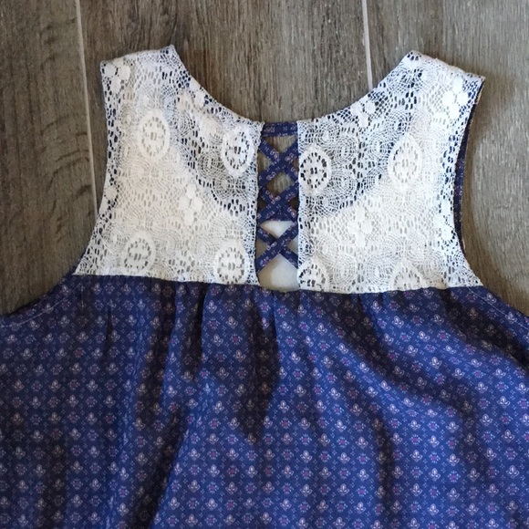 A cute sundress - Picture 3 of 4